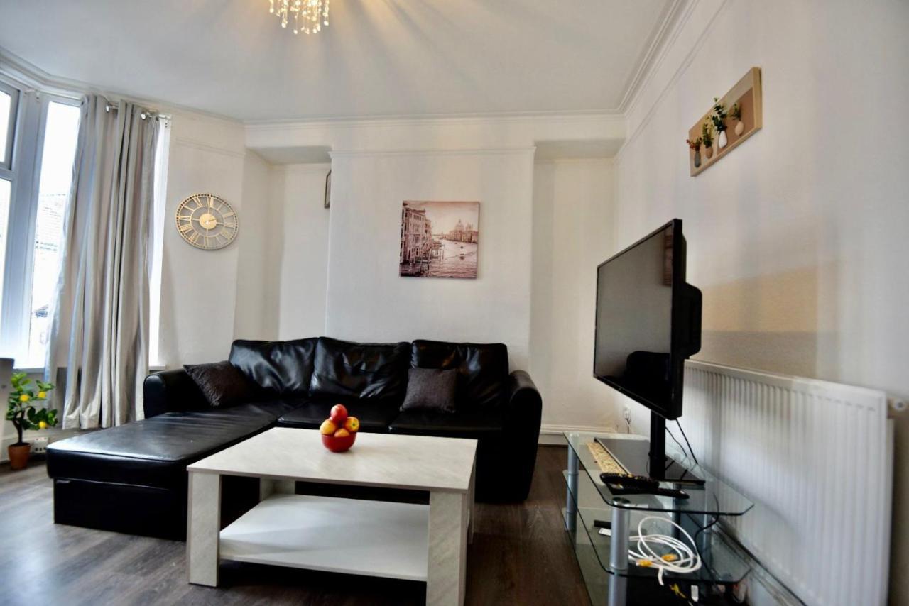 Come On In Villa Pontypridd Luaran gambar