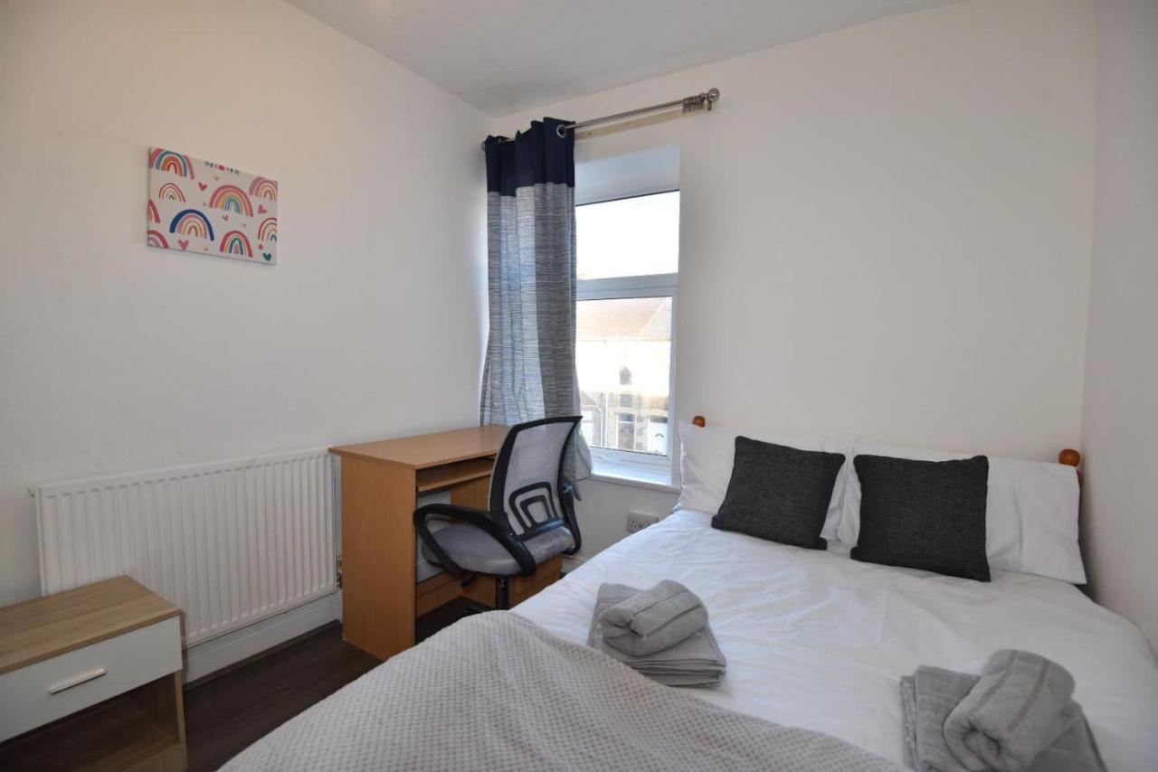 Come On In Villa Pontypridd Luaran gambar