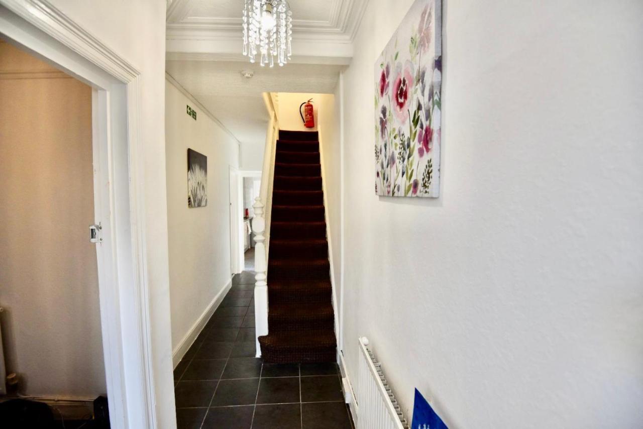 Come On In Villa Pontypridd Luaran gambar